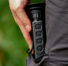 تک چشمی حرارتی FW-XF2 با فاصله‌ی تشخیص ۱۰۰۰ متر، عمر باتری بیش از ۵ ساعت و درجه حفاظت IP65